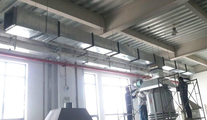 五星級酒店的防火與防排煙系統(tǒng) 上次簡單介紹了山東金光集團通過公平競標方式獲得通州區(qū)五星級酒店的整體中央空調(diào)從通風，制冷，防排煙等工程的安裝施工，那么今天說一下酒店的防火與防排煙系統(tǒng)。當然離不開消防排煙風機和防排煙防火閥設(shè)備的。 通風空調(diào)系統(tǒng)原則上按使用功能及防火分區(qū)劃分為若干系統(tǒng)，風管穿越防火分區(qū)及變形縫等處設(shè)電動排煙